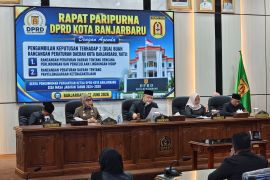 Ketua DPRD Banjarbaru ketok palu sahkan dua perda