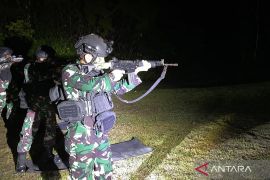 Korpasgat asah kemampuan tempur dengan latihan menembak saat malam