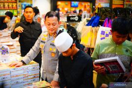 Polres Bogor ajak 80 anak yatim piatu belanja perlengkapan sekolah