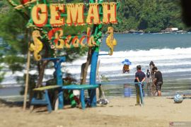 Lima pengelola wisata pantai di Tulungagung setop tarik retribusi