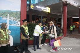 Sekda Maluku sambut kepulangan 387 haji Kloter 24  Embarkasi Haji Antara Provinsi Maluku di Ambon