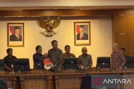 DPRD serahkan hasil rekomendasi Pansus TRAP ke Wagub Bali