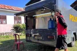 Polda-Sulteng distribusikan air bersih bagi warga terdampak gempa di Sigi