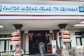 Imigrasi Denpasar memastikan layanan tetap normal usai digeledah KPK