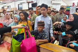 Wapres belanja kebutuhan sekolah bersama anak yatim di Gorontalo