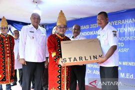 Mendikdasmen perkuat akses pendidikan salurkan Starlink di Nias Utara