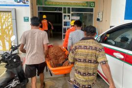 SAR Natuna evakuasi nelayan diduga tewas tersambar petir di Sungai Penarik
