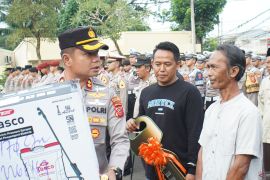 DPTPH dan Polres Cianjur serahkan bantuan alat pertanian bagi lima kelompok tani