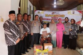 Momen rangkaian Hari Bhayangkara ke-80, Polres Pasaman Barat anjangsana ke purnawirawan dan warakawuri Polri