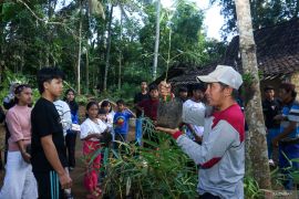 Menanam bambu untuk menjaga mata air