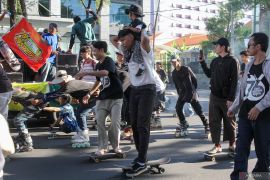 Peringatan hari skateboard di Surabaya