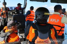 Tim SAR mencari penumpang lompat dari kapal di Perairan Poto TanoNTB