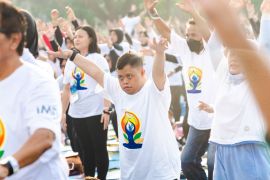 Unesa cetak rekor MURI yoga peserta disabilitas terbanyak