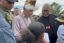 Kunjungi Asmat, Gibran beri tanda tangan ke anak dan terima aspirasi