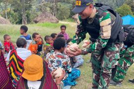 TNI jalin kedekatan lewat bagi makanan bergizi bagi warga Lanny Jaya