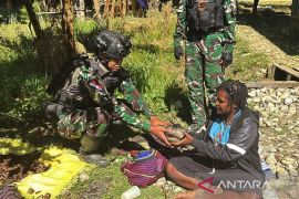 Satgas Yonif 511/DY bagikan paket bapok ke warga Numbukawi Lanny Jaya