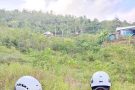 Tim SAR gabungan evakuasi seorang pendaki Gunung Kayu Satu Ambon alami hipotermia