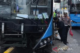 ​Bus Transjakarta tabrak separator di MT Haryono, sopir alami luka