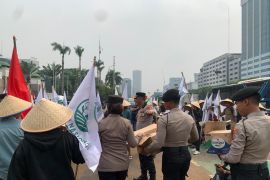 Polisi bagikan makanan dan minuman kepada massa aksi di DPR