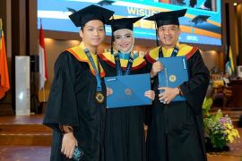 Keluarga Hermansyah panen gelar, Anang, Ashanty, dan Azriel rayakan wisuda di Unair