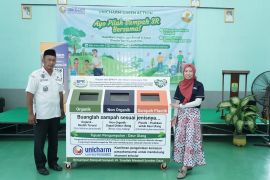 Unicharm ajak masyarakat pilah sampah dari sumber di Karawang