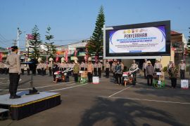 Polres Tasikmalaya serahkan bantuan mesin pertanian untuk petani