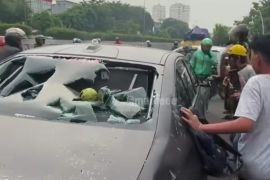 Sebuah BMW listrik diamuk massa usai tabrak lari pemotor di Kembangan