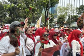 Massa "Emak Muda Bersatu" bubarkan diri diiringi shalawatan