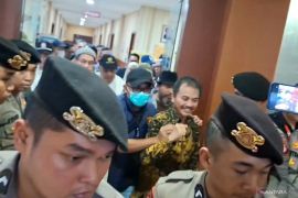Roy Suryo dan Tifa keluar dari RS Polri, langsung dibawa ke Polda