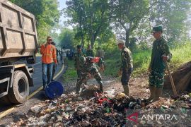 DLH Cianjur-Satgas Citarum Harum angkut satu ton sampah dari bantaran Sungai CItarum