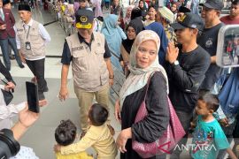 Menhaj apresiasi petugas haji dengan sambut langsung di Bandara Soetta