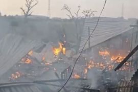 Tiga warung di Rembang terbakar