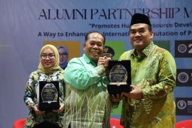 Bupati Blora terima Impactful UNNES Alumni Award 2026