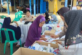 Polres Bangka Barat cek kesehatan warga pesisir