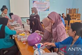 Unpatti latih diversifikasi pangan olahan ikan di Maluku Tengah gunakan dana DIPA universitas
