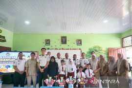 Lapas Tanjungpandan salurkan bantuan seragam sekolah