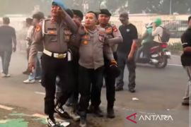 Anggota Polri alami retak tulang saat kawal demo