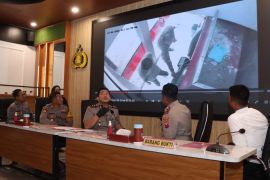 Polres Lamongan tangkap lima pelaku ganjal ATM lintas provinsi