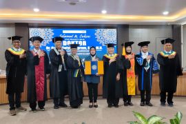 Dirres PPA dan PPO Polda Jatim raih gelar doktor di Unair