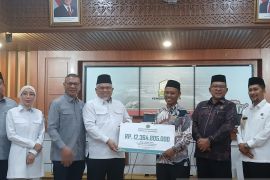Kemenag dan DPR serahkan Rp15,4 miliar bantuan kebencanaan untuk Aceh