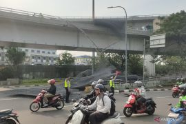 Truk bermuatan besi terguling di flyover Tomang