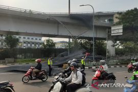 Truk bermuatan besi terguling di flyover Tomang, arus lalin padat