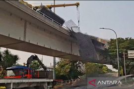 Truk terguling di FO Tomang, muatan besi kembali jatuh saat dievakuasi