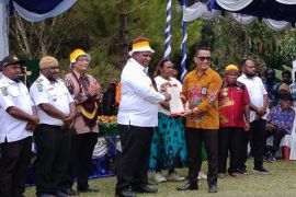 Kemenkum serahkan surat ciptaan Noken Cendrawasih ke Pemkab Jayawijaya