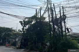 Bina Marga lakukan penataan bertahap atasi kabel semrawut di Kalideres