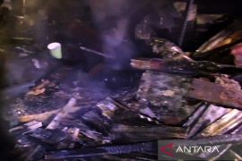 Kebakaran hanguskan warung kelontong dan rumah warga di Jaktim