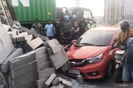 Diduga mengantuk, truk bermuatan hebel terguling dan timpa mobil di Jaktim