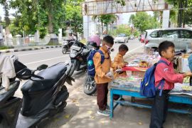 Disdik Mataram mengkaji ulang retribusi kantin sekolah