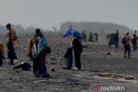 2,5 ton sampah diangkut dari dua pantai di selatan Cianjur