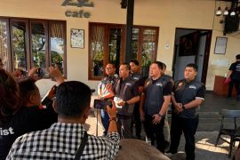 Kortastipidkor geledah dua kafe terkait korupsi impor ponsel ilegal